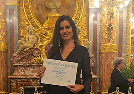 La pintora andaluza premiada por la Academia de Artes de Francia