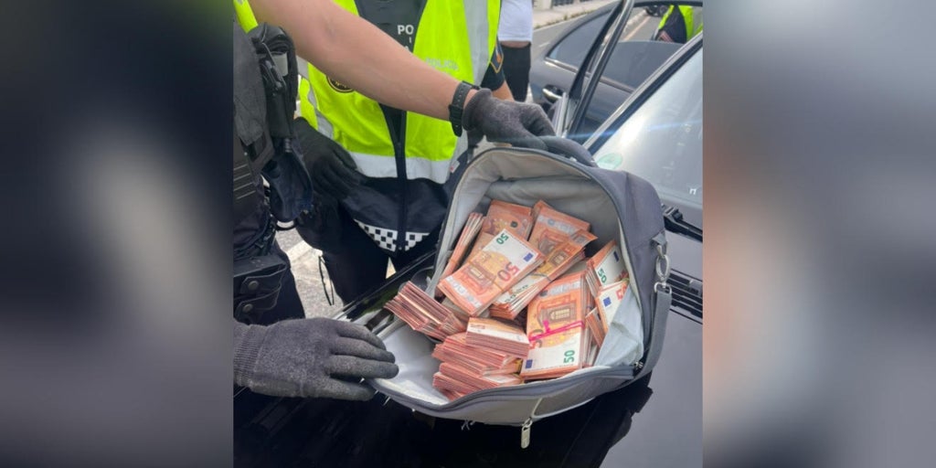 Descubren 200.000 euros en billetes falsos durante un control: tres detenidos en un coche de lujo en Valencia