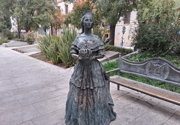 La estatua de tamño natural que la inmortaliza en el bulevar del Paso de la Constitución