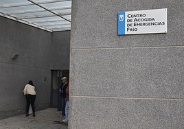 La vida actual de los 102 sintecho de Barajas asistidos por Madrid:  70 en albergues, 6 independientes y 6 en sus países