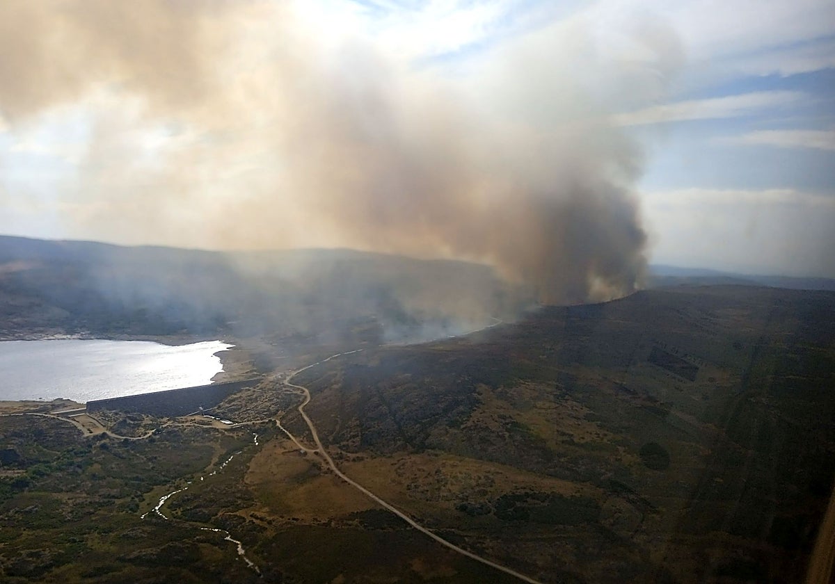 Imagen del incendio en Porto, en la comarca de Sanabria (Zamora), el día que se declaró