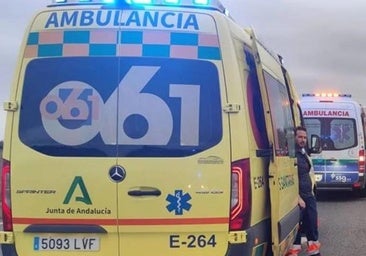 Un par de ambulacias, en un imagen de archivo de otro accidente de tráfico