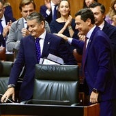 Antonio Sanz y Juanma Moreno, en el Parlamento este miércoles