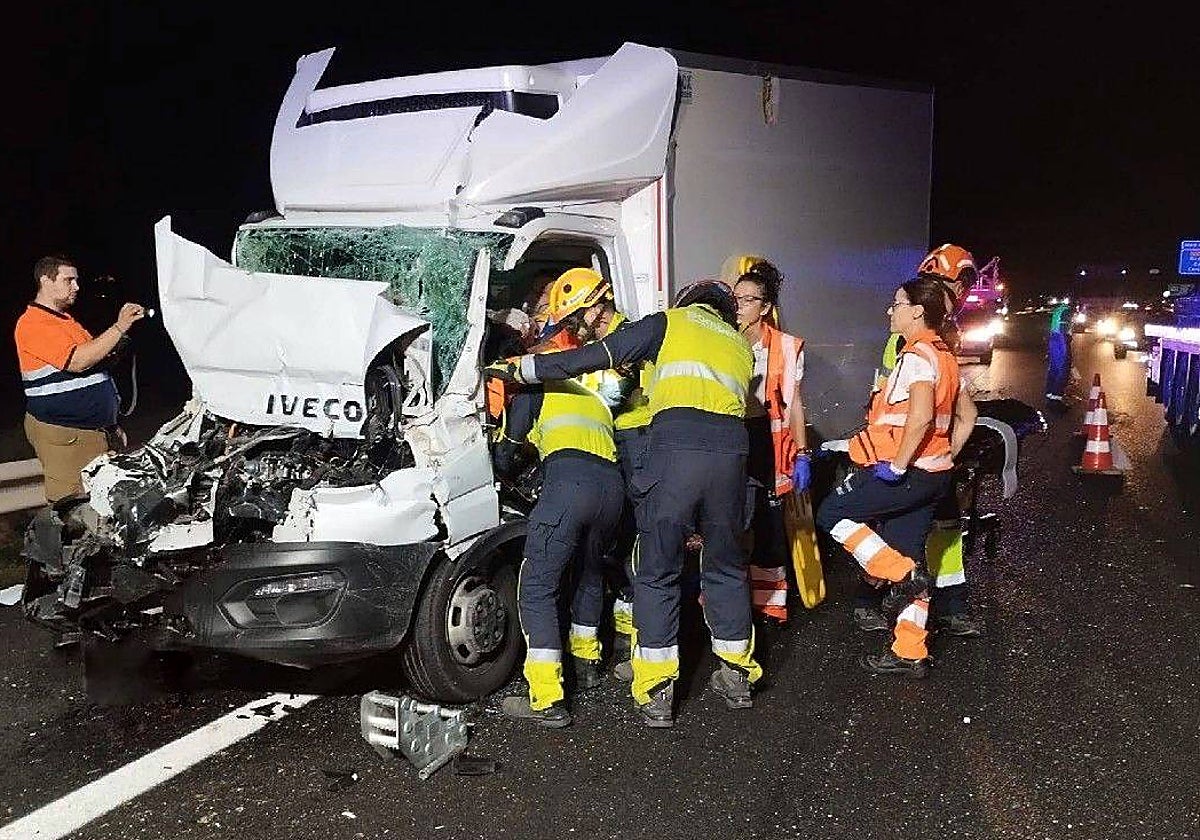 La aparatosa colisión de dos camiones y un conductor herido atrapado en ...