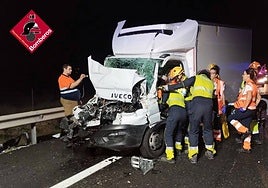 La aparatosa colisión de dos camiones y un conductor herido atrapado en la A-7