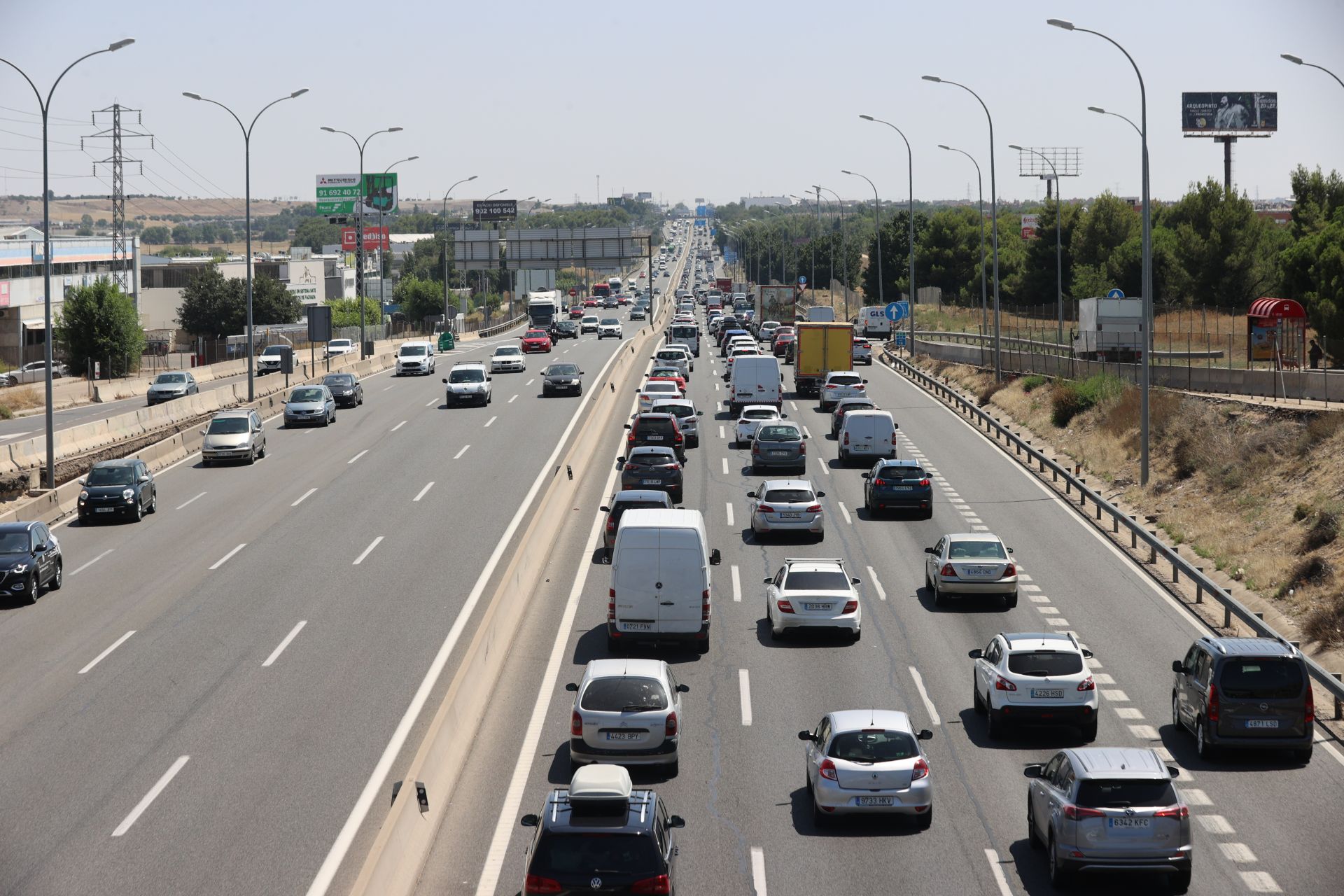 Vehículos circulando por la carretera