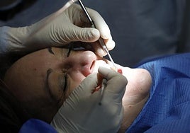 La Fiscalía pide un año y tres meses de cárcel para un falso dentista que ejercía en una clínica en Córdoba