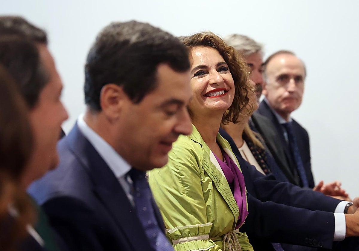 El presidente de la Junta de Andalucía, Juanma Moreno, y la ministra de Hacienda, María Jesús Montero, en un acto en Córdoba en septiembre de 2025