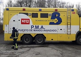 Los bomberos dan por controlado en incendio en el monte Areo (Gijón) que ha obligado a evacuar a medio centenar de vecinos