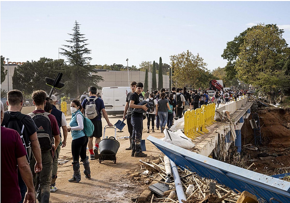 Voluntarios ayudan en la limpieza en una zona devastada por la dana en Valencia hace un año