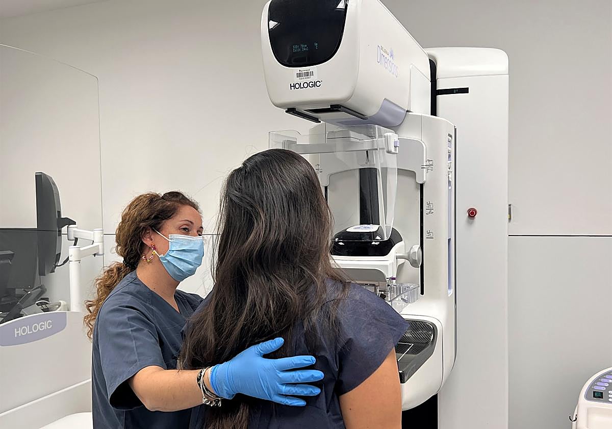 Una mujer se somete a una prueba