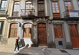 Se busca a un hombre que entró e incendió  una vivienda y maniató a sus tres inquilinos para llevarse la caja fuerte