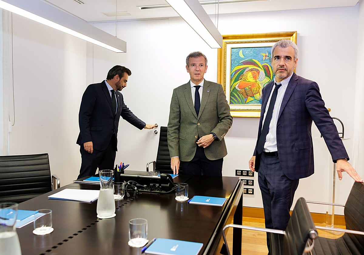El presidente de la Xunta, acompañado del conselleiro de Presidencia (izq.), antes de la reunión con el presidente de Aena (dcha.)