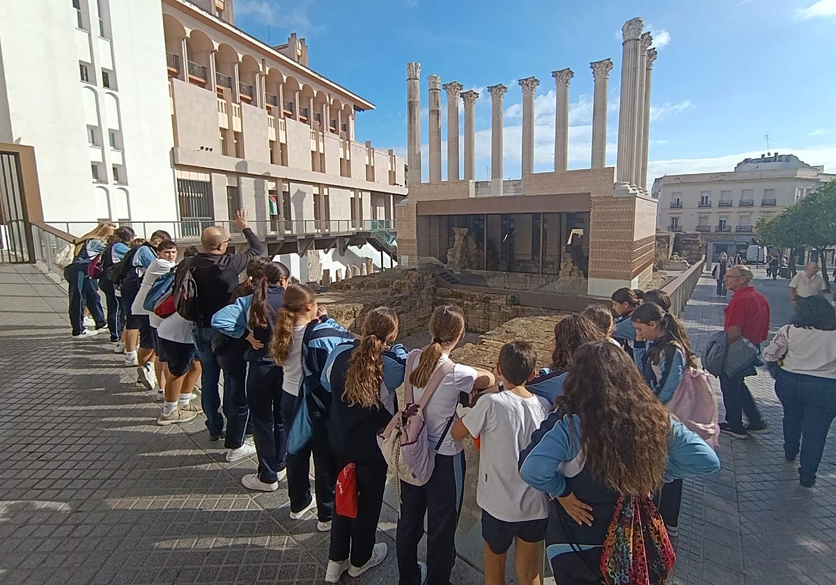 Alumnos de un colegio de la Fundación Santos Mártires, en una visita al Templo Romano