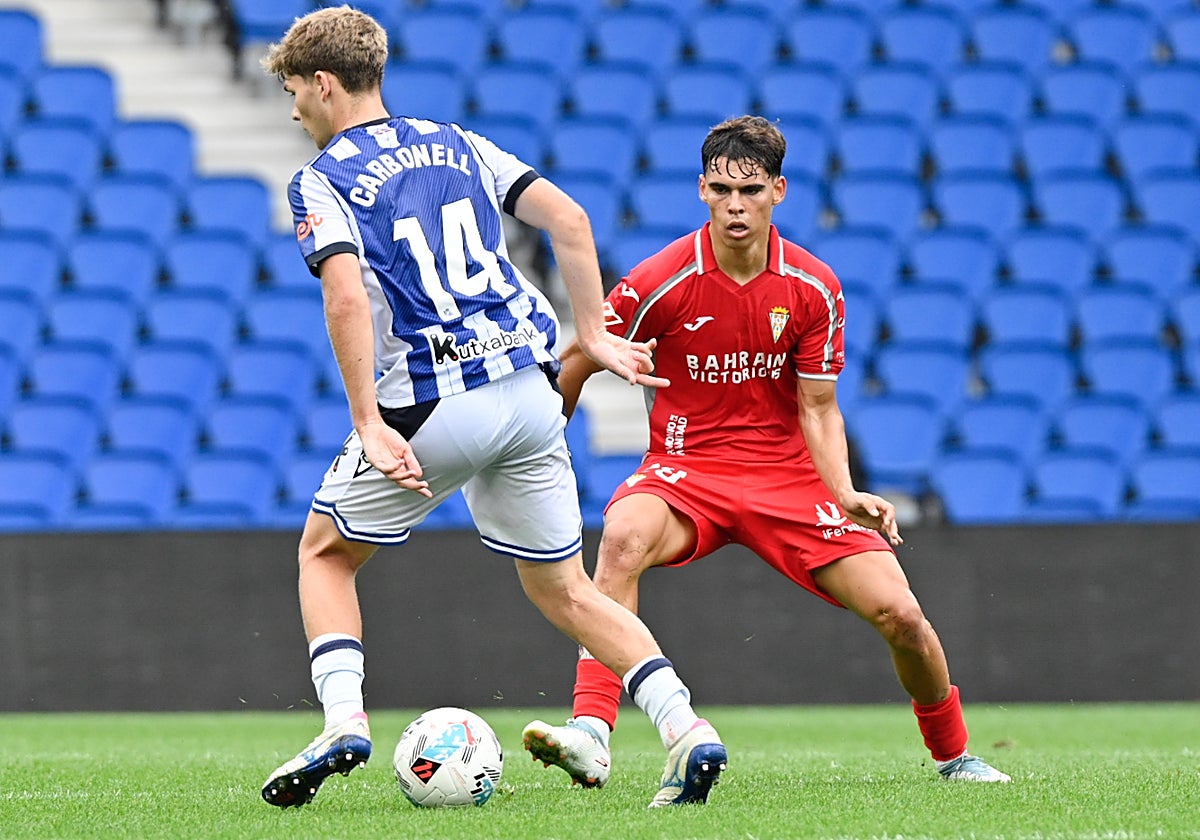 Jan Salas defiende a un jugador de la Real Sociedad B en Anoeta
