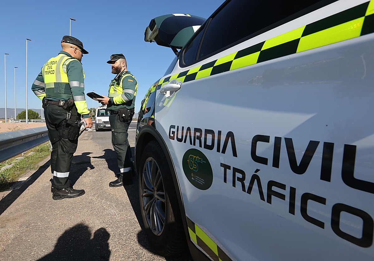 Dos agentes de Tráfico en la autovía A-4 a su paso por Córdoba