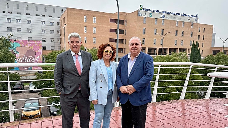 La senadora Carmen Riolobos flanqueada por sus compañeros Miguel Ángel de la Rosa y Vicente Tirado