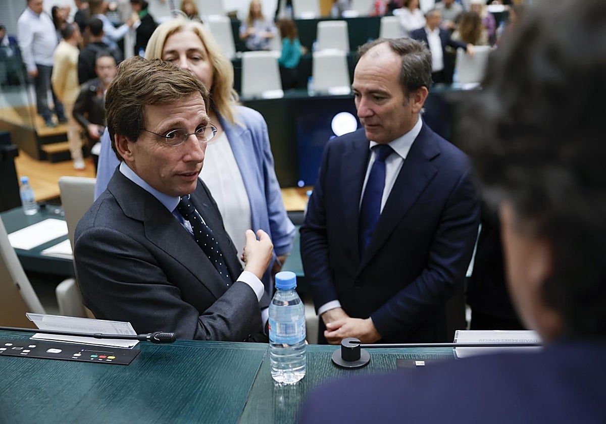 El alcalde de Madrid, José Luis Martínez-Almeida, antes del Pleno extraordinario