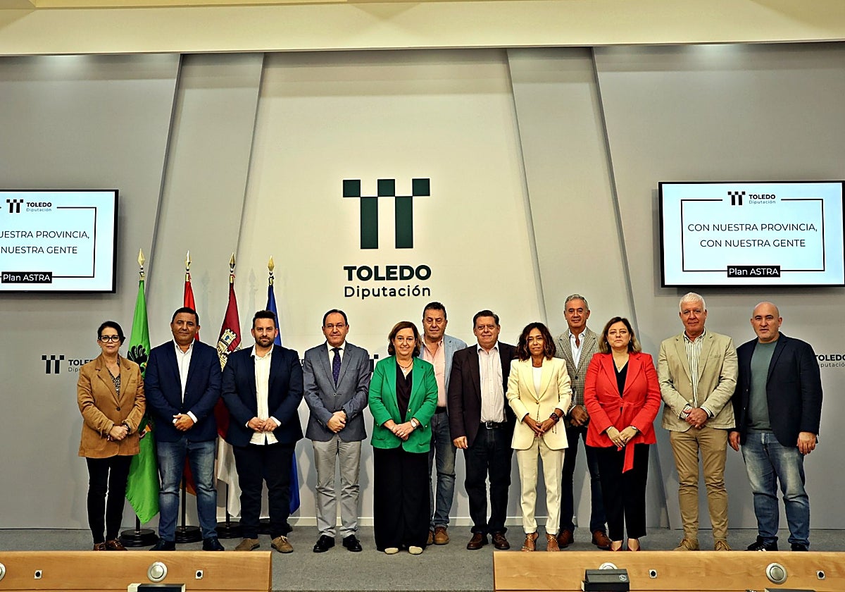 La presidenta Concepción Cedillo con los alcaldes de los municipios con Astra