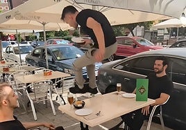 Un camarero de Córdoba sirve los platos con acrobacias para mejorar la receta: «El cliente lo nota»