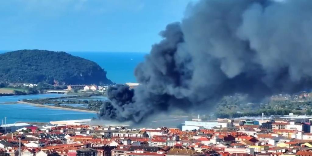 Un voraz incendio calcina una conservera en Santoña (Cantabria)