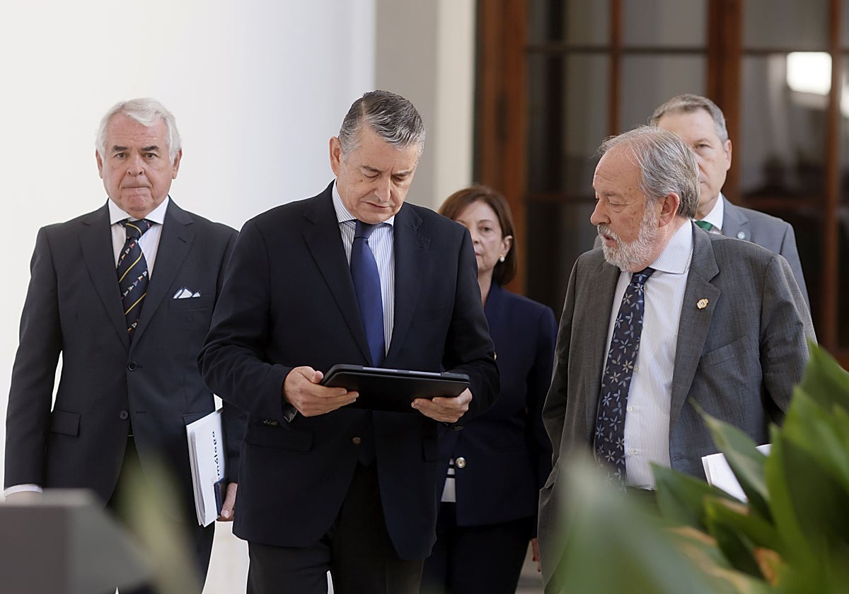 El consejero de Sanidad, Antonio Sanz, con el presidente del Consejo Andaluz de Médicos, Alfonso Carmona