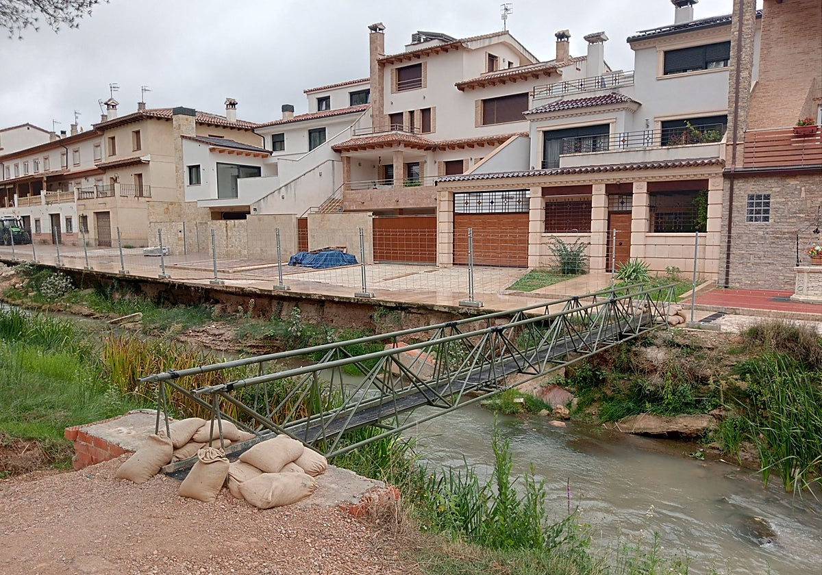 Todavía permanece uno de los puentes metálicos provisionales instalados para cruzar el río de un lado a otro