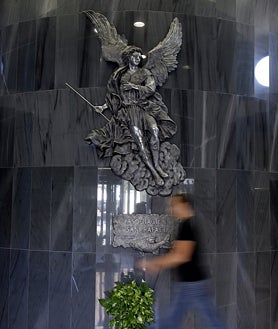 Imagen secundaria 2 - Imágenes de San Rafael en la plaza de Aguayos, fachada del Juramento y asociación de alzhéimer