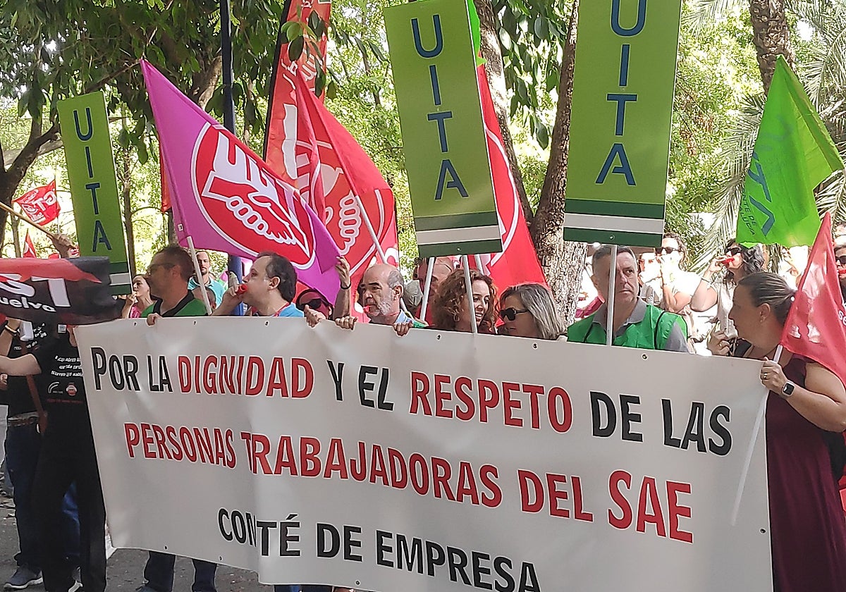 Trabajadores del Servicio Andaluz de Empleo afiliados a la UITA, UGT y CGT, protestando contra los despidos en la sede de la agencia en Sevilla el pasado 24 de septiembre