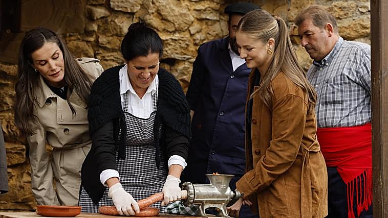 La reina Letizia y la princesa de Asturias conversan con los habitantes de Valdesoto,