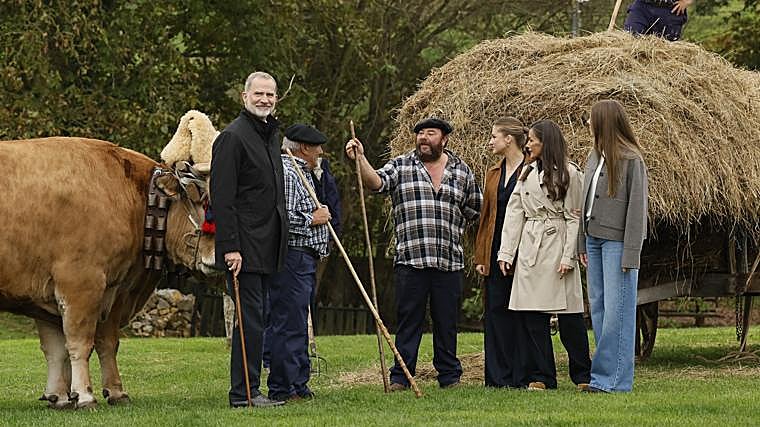 Los reyes, la princesa de Asturias y la infanta Sofía conversan con los habitantes de Valdesoto