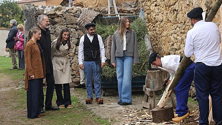 Visita de los Reyes, la Princesa Leonor y la Infanta Sofía a Valdesoto