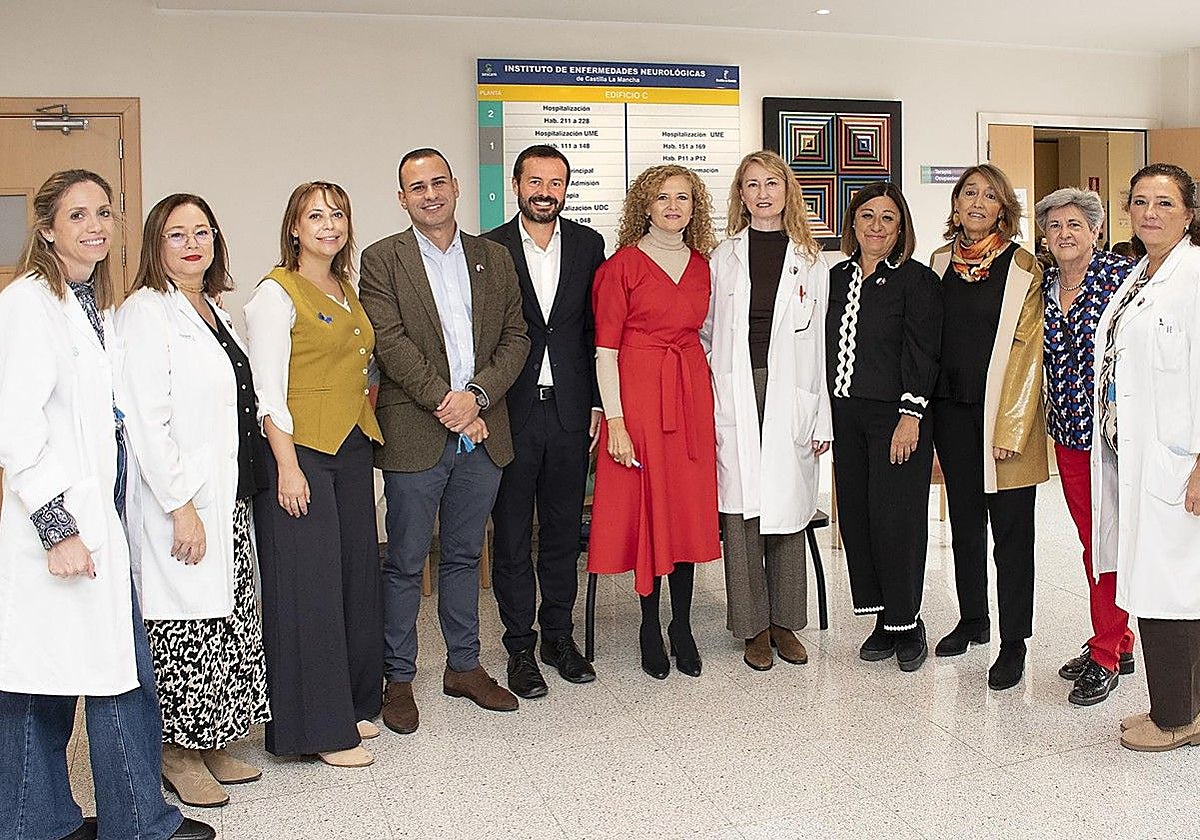 La jornada ha sido inaugurada por la delegada de Sanidad, Pilar Cuevas, la gerente del Área Integrada de Guadalajara, Elena Martín, el comisionado para la Accesibilidad en Castilla-La Mancha, José Luis Escudero, la jefa del Servicio de Rehabilitación de la GAI de Guadalajara, Lourdes Gil, y la neuróloga María Jesús Sánchez