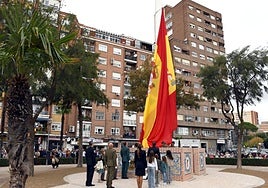 La bandera de España ondea en Talavera a 30 metros de altura sobre una base de cerámica
