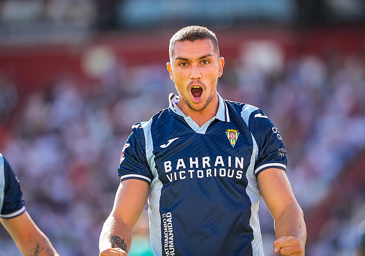 Adrián Fuentes celebra a cámara su primer tanto frente al Albacete