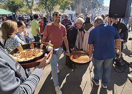 Imagen secundaria 1 - Autoridades en el acto de la Molienda de la Paz y del Amor (arriba), certamen gastronómico y monda de rosa en un estand de la feria agroalimentaria