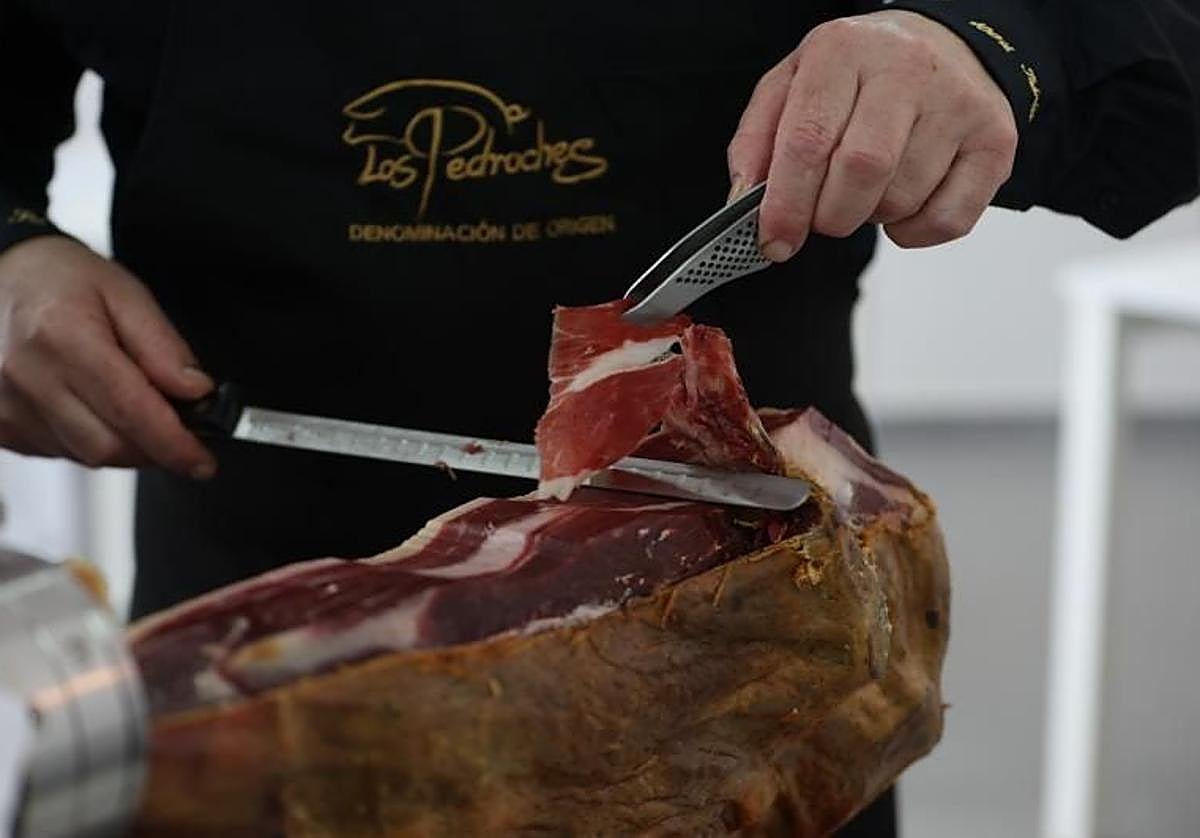 Un cortador de jamón con una pieza de Los Pedroches