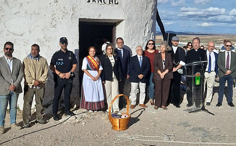Imagen principal - Autoridades en el acto de la Molienda de la Paz y del Amor (arriba), certamen gastronómico y monda de rosa en un estand de la feria agroalimentaria