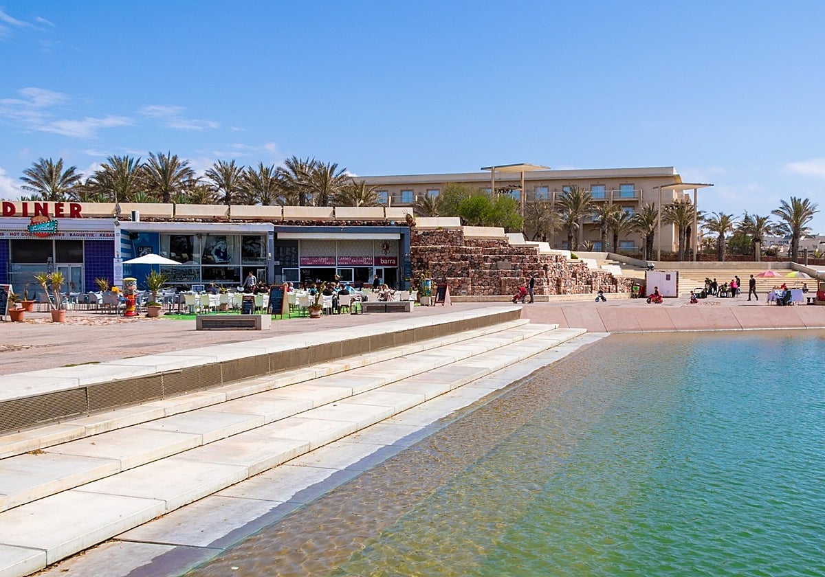 Plaza del Mar de la urbanización El Toyo en Almería