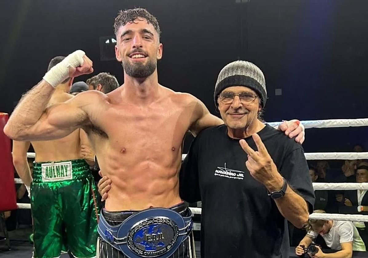 José Luis Navarro tras ganar al púgil galo en la noche de este sábado, junto a su entrenador
