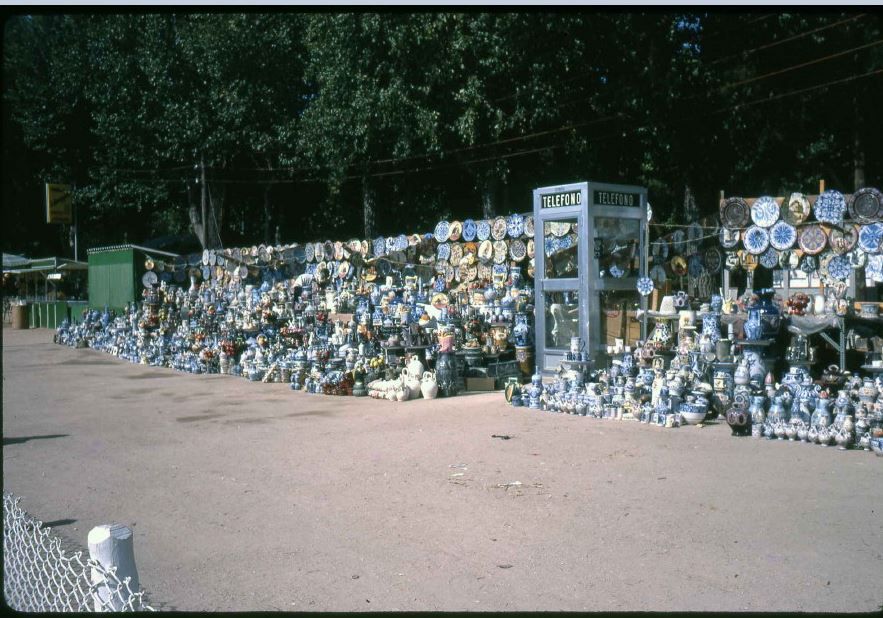El lateral del paseo de la Vega, entre Bisagra y Tavera, albergaría desde la posguerra quioscos de bebidas, de encurtidos y frutos secos. En fechas festivas reunía puestos escabeches elaborados por bargueñas o de cerámica como recoge esta imagen de los años setenta. Archivo Municipal de Toledo