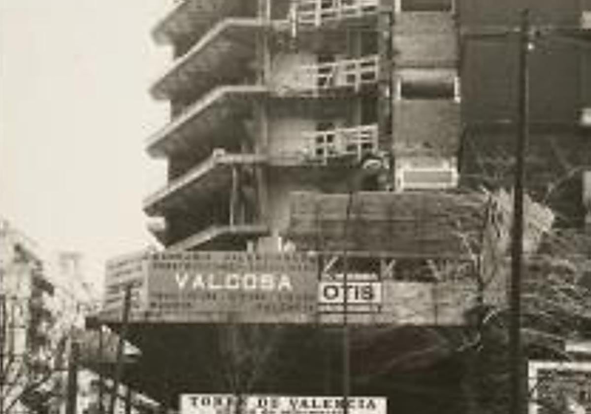 La Torre de Valencia, en obras, cuando éstas fueron paralizadas en abril de 1971