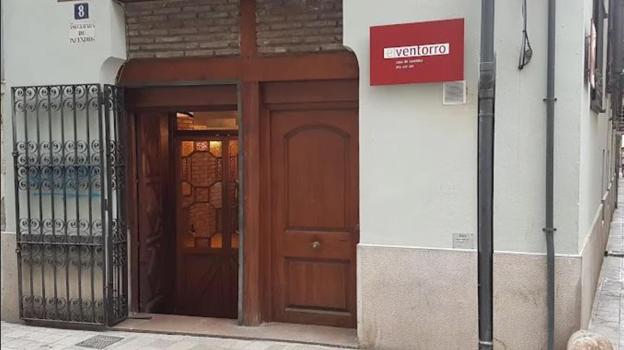 Imagen antes - Los dueños decidieron retirar el cartel de la entrada para evitar las fotos de los curiosos.