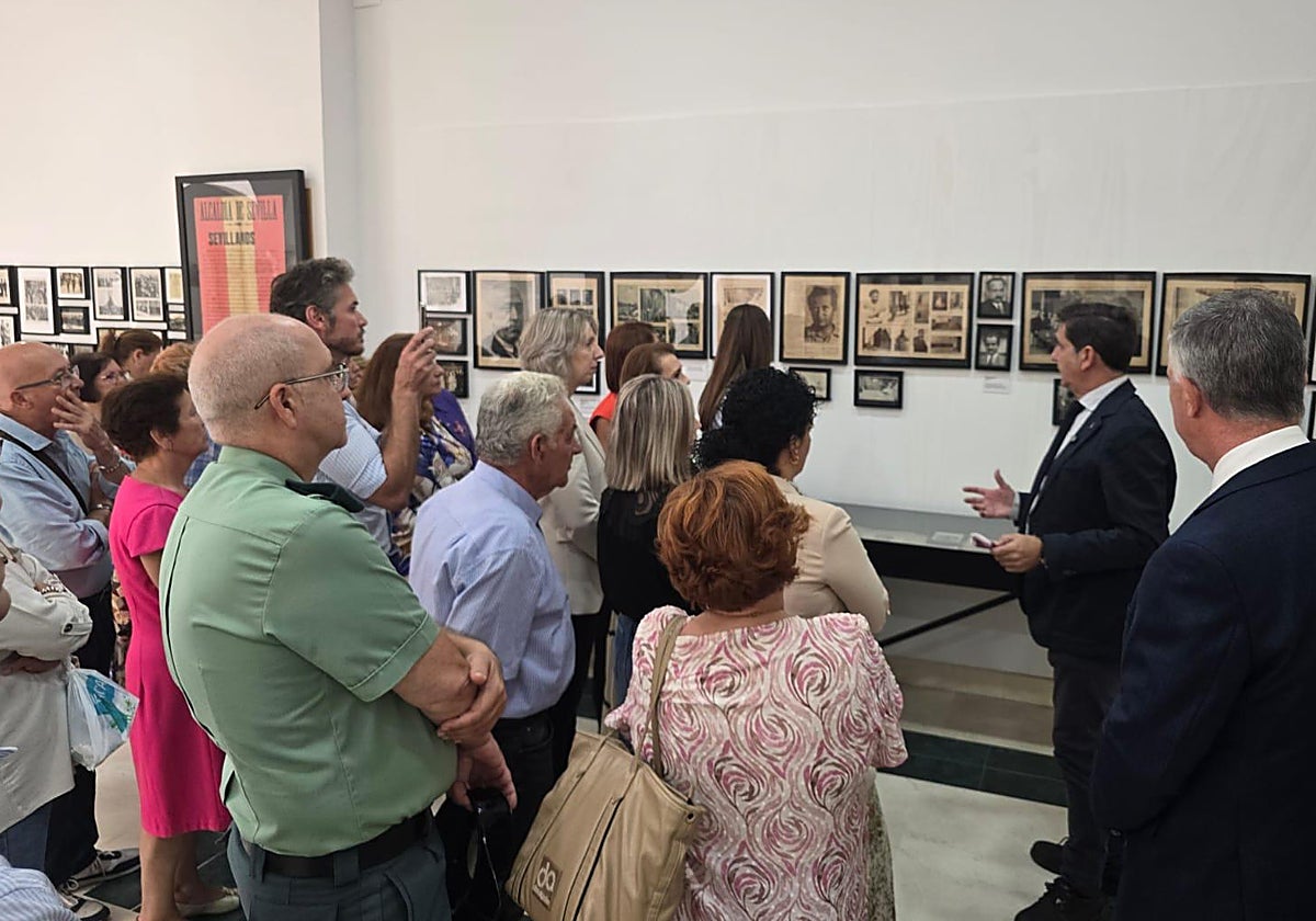 Juanma Fernández (derecha) explica a los asistentes algunas de las imágenes exhibidas en la muestra