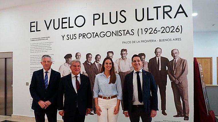 El presidente del FC Barcelona, Joan Laporta, en el acto de apertura de la exposición junto a la regidora palerma