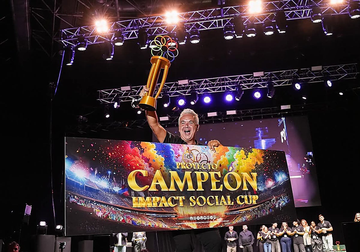 Juan Carlos Pérez, tras recoger el premio Superbowl Impact Social Cup