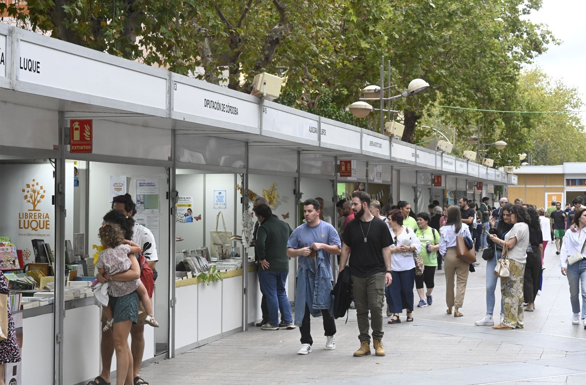 El animado ambiente durante el último día de la Feria del Libro de Córdoba, en imágenes