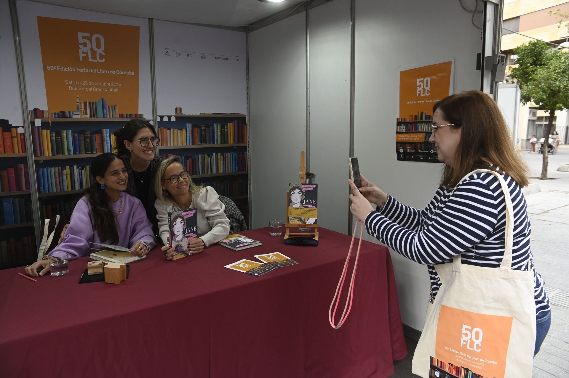 El animado ambiente durante el último día de la Feria del Libro de Córdoba, en imágenes