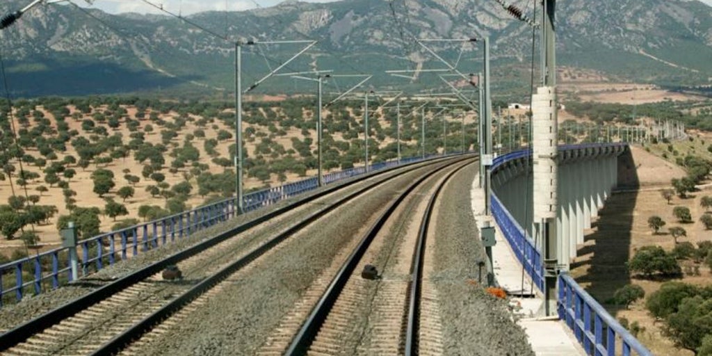 Page asegura que el acuerdo sobre el trazado del AVE por Toledo está «al alcance de la mano» y Velázquez pide aplicar el «sentido común»