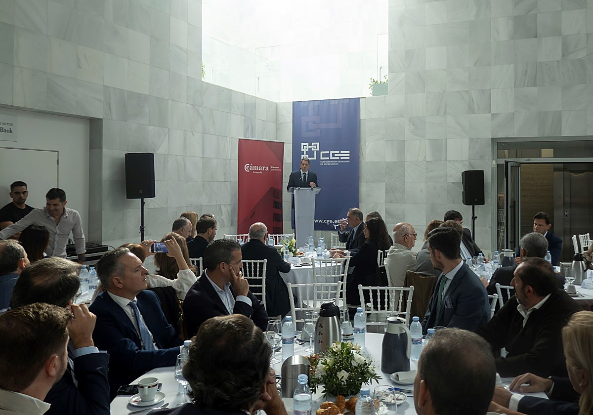 Gerardo Cuerva interviene en el desayuno informativo que ha mantenid ocon empresarios de Granada